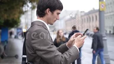 在街上使用触摸手机的商人